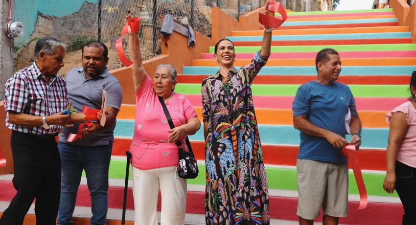 La presidenta Lizette Tapia Castro inauguró dos nuevos andadores en la comunidad de Agua de Correa.