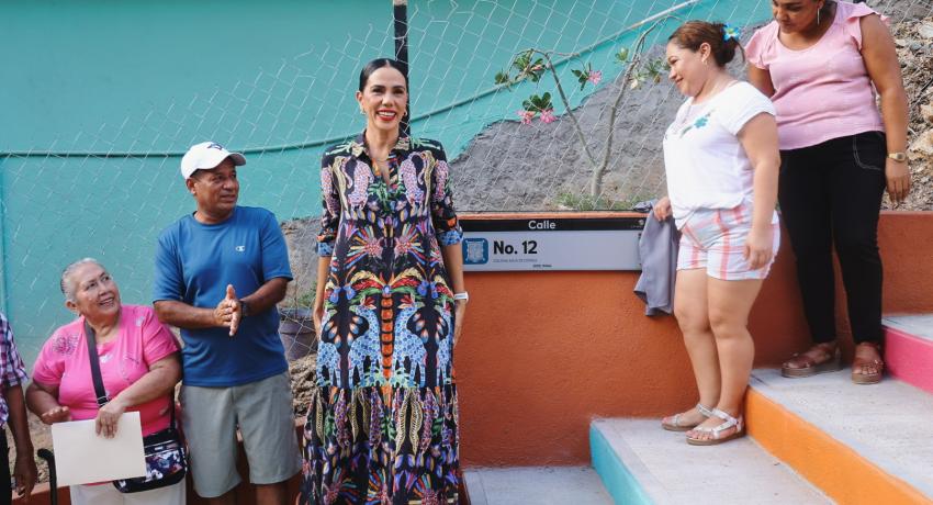 La presidenta Lizette Tapia Castro inauguró dos nuevos andadores en la comunidad de Agua de Correa.
