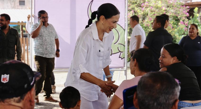 La presidenta Lizette Tapia Castro dio el banderazo de arranque a la construcción del acceso principal a la zona de playa en la colonia Playa Larga.