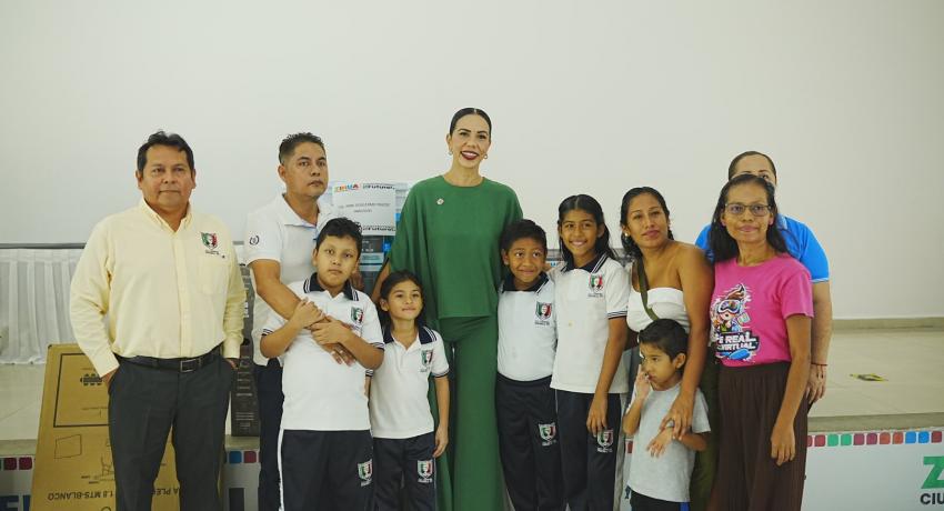 La presidenta municipal Lizette Tapia Castro entregó apoyos a 22 jardines de niños, primarias y secundarias del municipio.