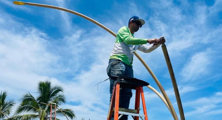Gobierno Municipal de Zihuatanejo realiza colocación de luminarias.