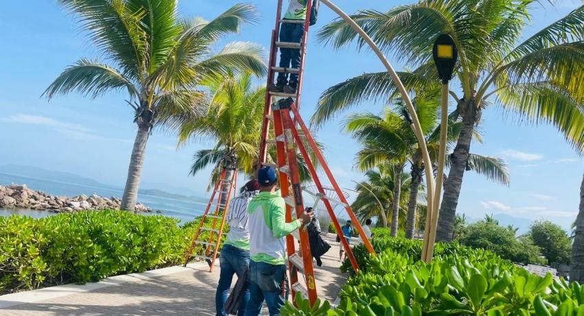 Gobierno Municipal de Zihuatanejo realiza colocación de luminarias.